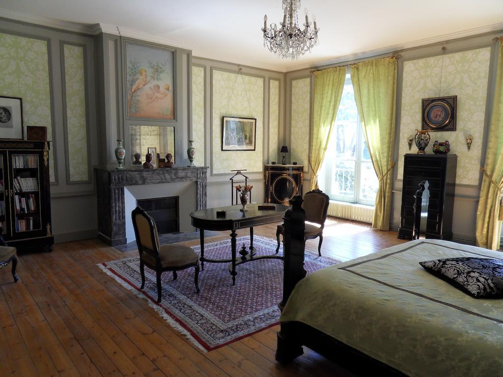 Chateau De Clermont-Saves LʼIsle-Jourdain Quarto foto