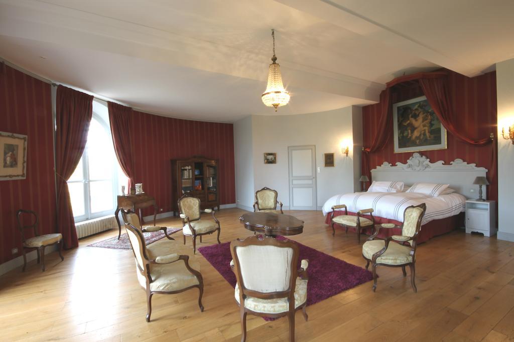 Chateau De Clermont-Saves LʼIsle-Jourdain Quarto foto