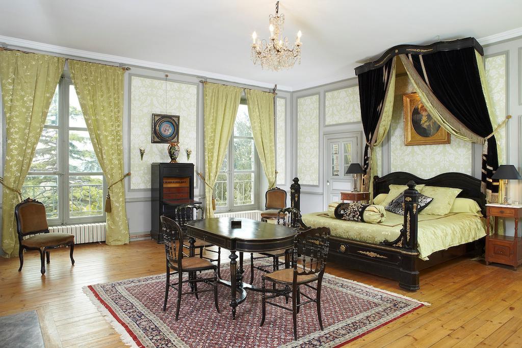 Chateau De Clermont-Saves LʼIsle-Jourdain Quarto foto