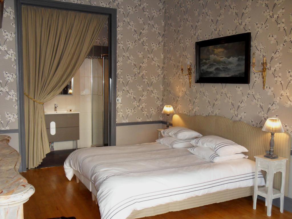 Chateau De Clermont-Saves LʼIsle-Jourdain Quarto foto